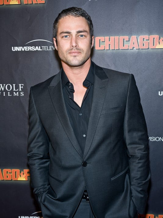 How tall is Taylor Kinney?